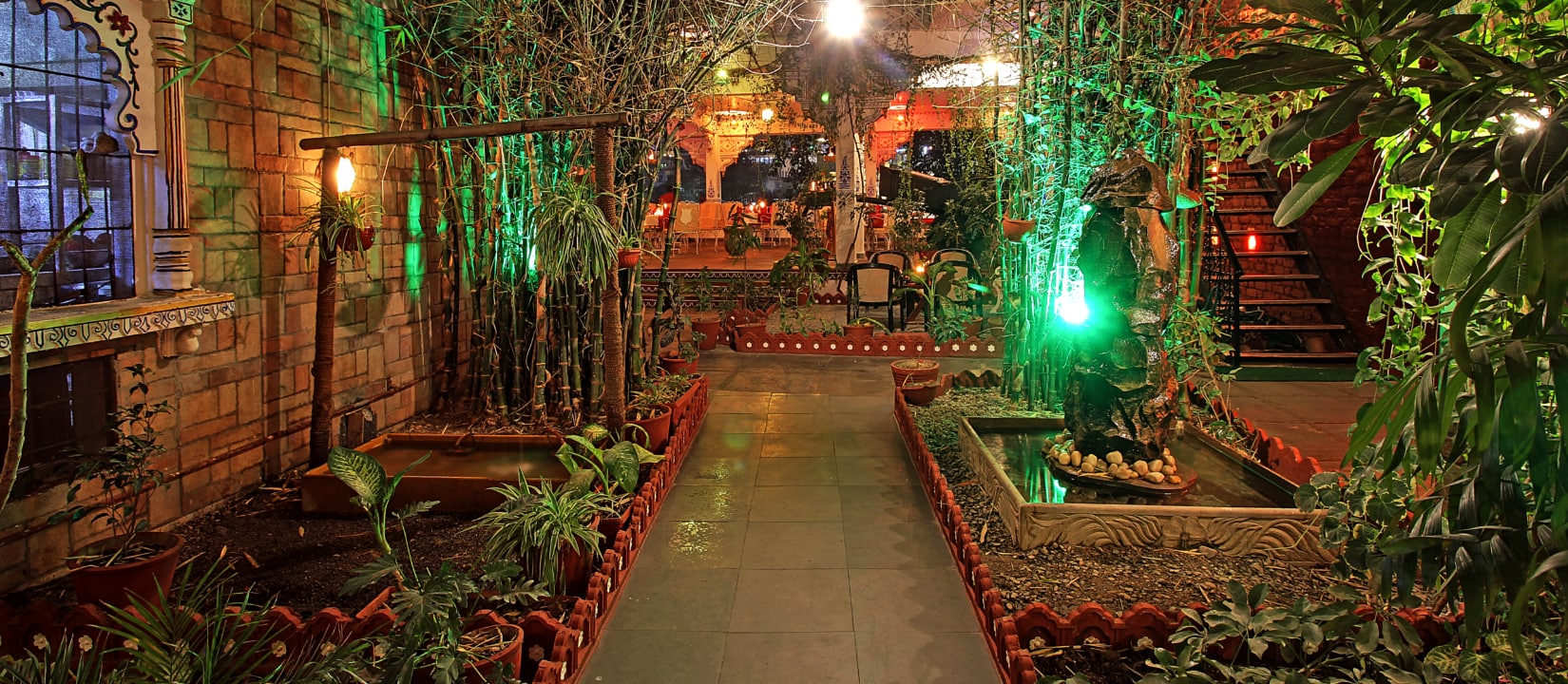 restaurant-harigarh-udaipur-slide002