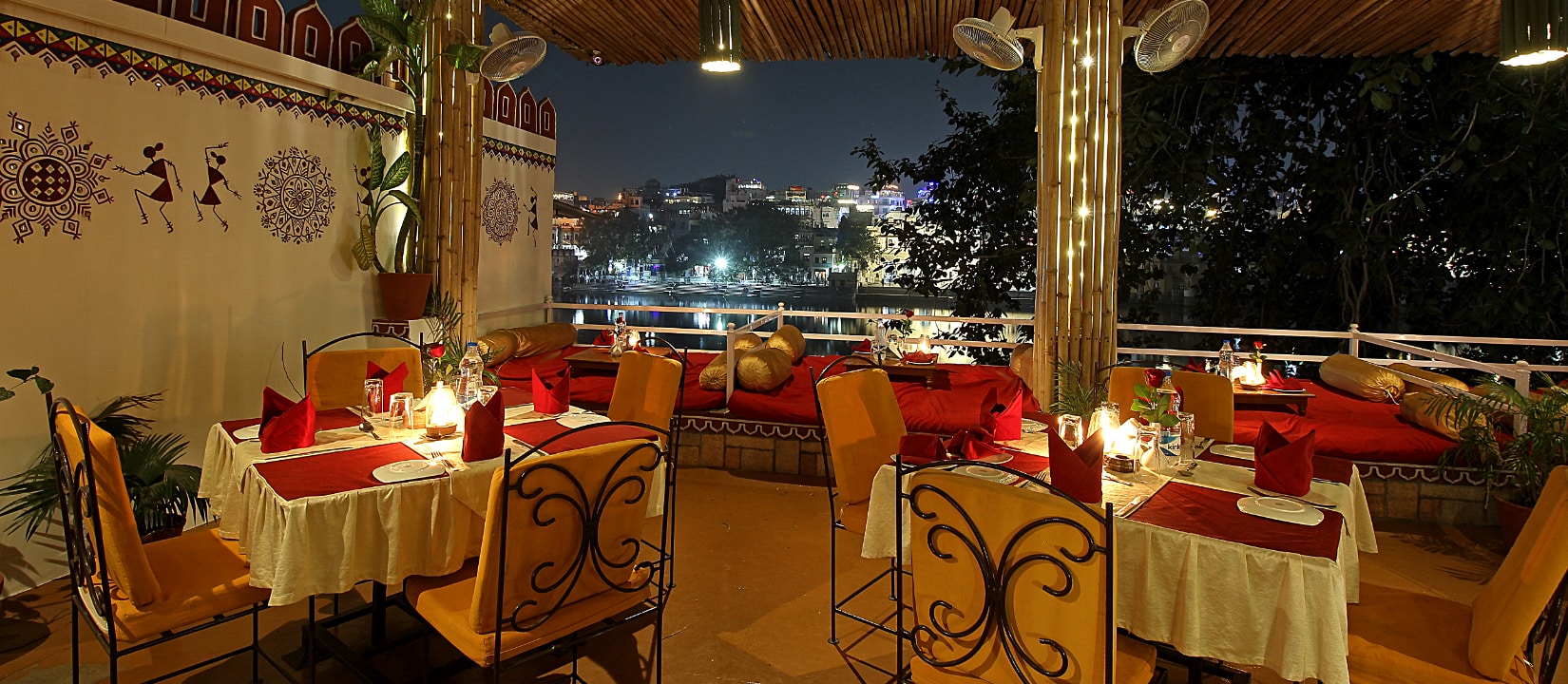 restaurant-harigarh-udaipur-slide005